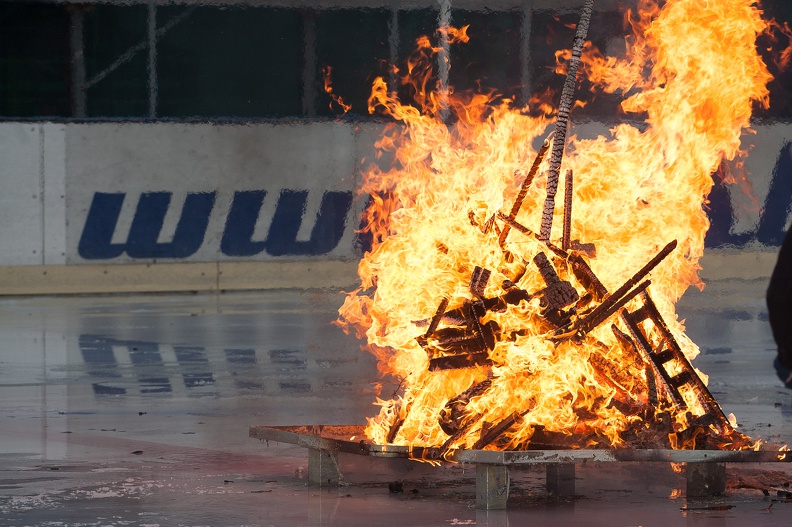 EisVerbrennung 20140317-172732 3591 - EisVerbrennung_20140317-172732_3591.jpg EisVerbrennung_20140317-172732_3591.jpg
